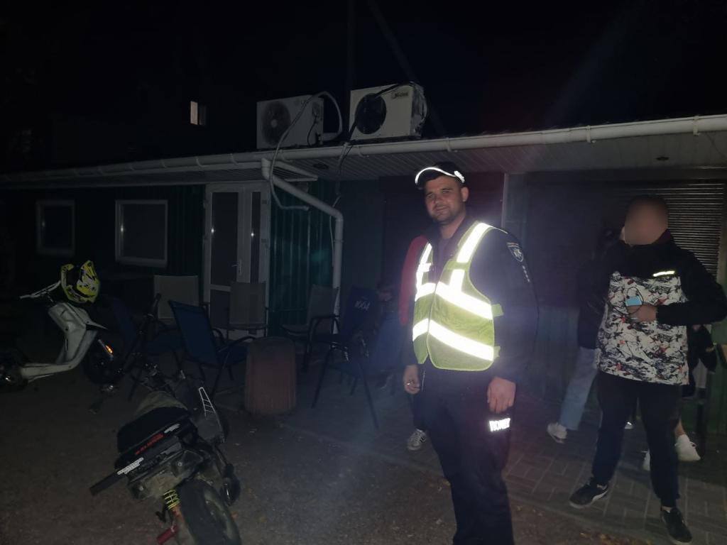 Круті хлопці! Під Києвом поліцейські врятували рибалку з водяної пастки (відео)